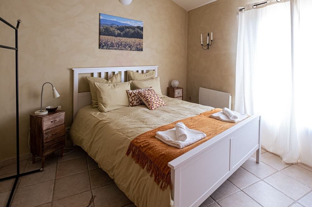 Village house with private pool and panoramic views of the Luberon mountains, peace and quiet. - Joucas - Schlafzimmer