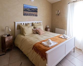 Village house with private pool and panoramic views of the Luberon mountains, peace and quiet. - Joucas - Schlafzimmer