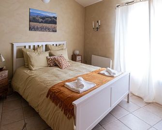 Village house with private pool and panoramic views of the Luberon mountains, peace and quiet. - Joucas - Schlafzimmer