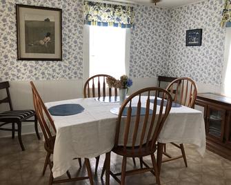 Quoddy Cottage over looking Passamaquoddy Bay - Eastport - Dining room