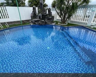 Ha Phuong Homestay - Lăng Cô - Басейн