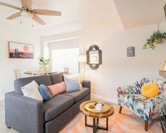 Central Charmer in Unbeatable Old Town Location! - San Diego - Living room