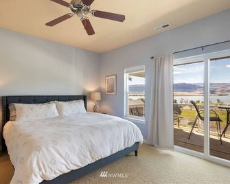 A03-Livin' Life on the Golf Course Sunserra - Quincy - Bedroom