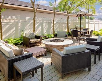 Courtyard by Marriott Long Island MacArthur Airport - Ronkonkoma - Patio