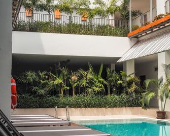Nonnee - Karon - Pool
