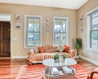 7 Ppl, Down Town, Spacious Backyard & Bbq - Savannah - Wohnzimmer