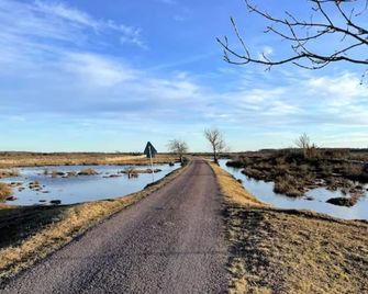 Stuga med panoramafönster, paradis för fågelskådare och vandrare, självstäd efter besök - Mörbylånga - Vista del exterior