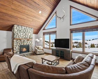 Big Elk Haus - 5ksqft Home, Hot Tub, Ac, Sleeps 14, 360 Views, Pickleball - Gallatin Gateway - Sala de estar