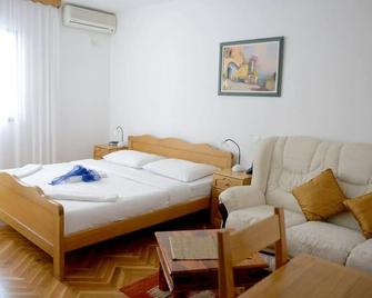 Hotel Sanja former Oliva - Budva - Bedroom