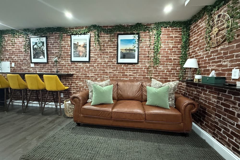 Serenity Suite Homes, Serene 2bd/1ba Near Logan/Metro - בוסטון - טרקלין