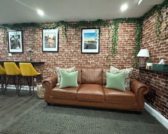 Serenity Suite Homes, Serene 2bd/1ba Near Logan/Metro - Boston - Lounge