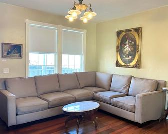 Farmhouse with Hot Tub, charming gardens, serenity, 2 blocks to Main Street! - Джексон - Вітальня