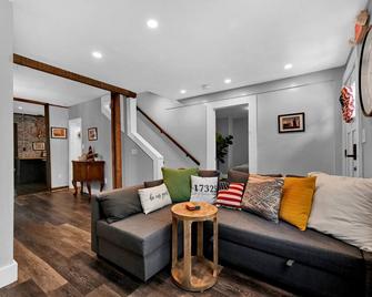 Historic Downtown. 3 BR, 2.5bath, Walking Distance to Restaurants Shops,Skiing. - Gettysburg - Living room