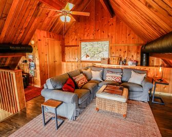 180° Epic View Cabin, 10 Min to Brevard & Pisgah - Brevard - Living room