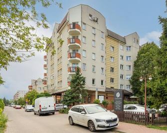 Cozy Apartment with Parking in Warsaw Ursus by Renters - Warsaw - Building