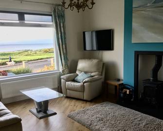 Amazing Sea views. Central location. Overlooking Portstewart Old Course. - Portstewart - Living room