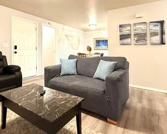 Seaside Escape Downtown Meridian - Meridian - Living room