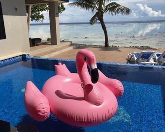 Sunny/Solar ways, a private beachfront location, add transfers & chef meals. - Tagaqe - Piscina