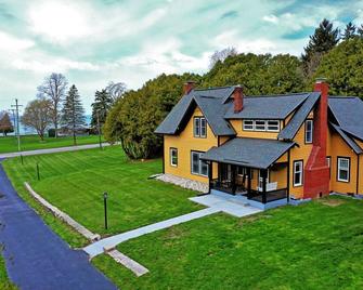 The LakeView: Crystal Lake Living at Its Best - Beulah - Edificio