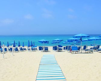 Blu Tropical Resort - Zambrone - Strand