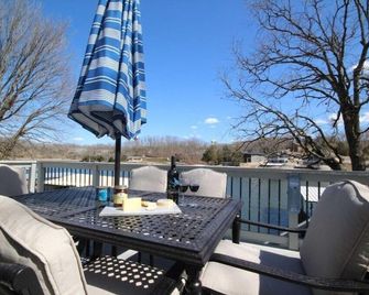 Catfish Cabin Lake House Back of Cove! Nostalgic Lake Decor! Sleep up to 8, Dock - Osage Beach - Balcony