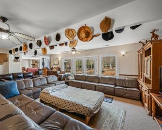 7br/4ba, Sleeps 21! Adjoins National Park. Trails / Pond. Lookout Mtn. Cabin - Mentone - Sala de estar