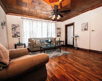 Charming 3-bedroom Farmhouse with WiFi, AC, Hot Tub & Sauna in Escanaba Mi - Escanaba - Sala de estar