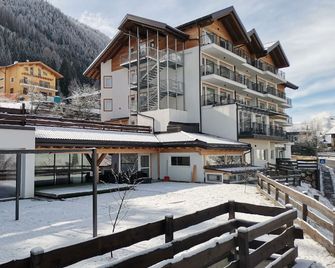 Active Alm Hotel - Moena - Gebäude