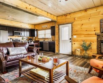 Paws Retreat: 5br/3ba, Pvt Hot Tub - Sleeps 14 - Sevierville - Living room
