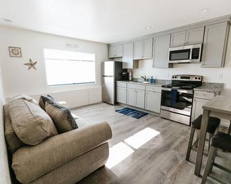 Steps to the Pacific Ocean! Fully Remodeled... - Crescent City - Kitchen