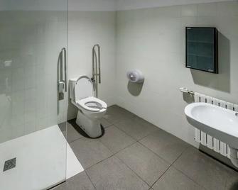 Albergue Peregrinos San Francisco de Asis - León - Bathroom
