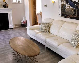4 big bedrooms 2bathroom with tub and shower 6mins to airport 20mins to downtown - Vancouver - Living room