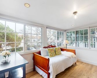 Intimate retreat 1 block to beach with Cal king bed & bonus sleeping room - Santa Barbara - Wohnzimmer