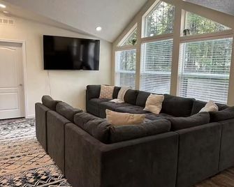 Dacha in Hoodsport w/Hot tub - Hoodsport - Living room