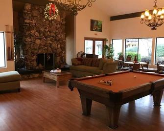 Quiet, Fun & Beautiful! Hike, Bike, Golf, Explore! - Village of Oak Creek - Living room