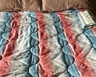 Central double or shared room 2 steps away from downtown tramway under the house - Turín