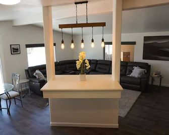 Modern home with parking/public boat ramp - Parker - Obývací pokoj