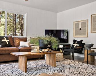 Alpine Nine - Modern, cozy cabin in the woods close to town - McCall - Huiskamer