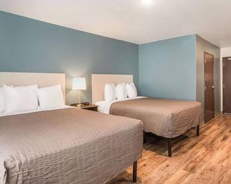 Spacious 4 Room Stay w/ Large Fridge & Prime Newnan Location Near Attractions - Newnan - Bedroom