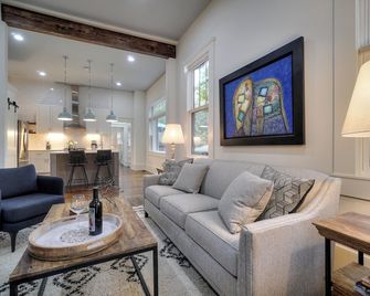 Charming Historic One-Bedroom in Atlanta's Inman Park-Perfect for Professionals - Atlanta - Living room