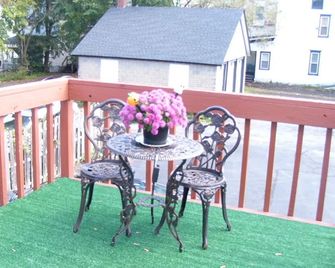 Cozy, comfortable and conveniently close to historic downtown Stroudsburg! - Stroudsburg - Balcony