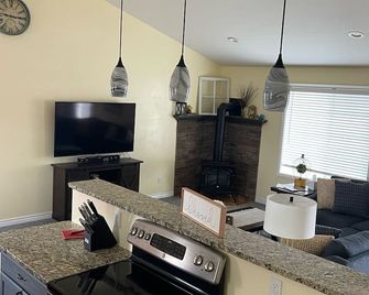 Newly remodeled. Home away from home. Great for any adventure!! - Saint Anthony - Cocina