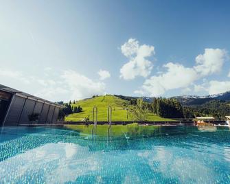 Holzhotel Forsthofalm - לאוגאנג - בריכה