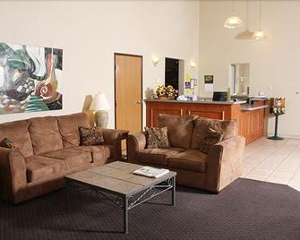 Carlyle Inn & Suites - Carlyle - Living room