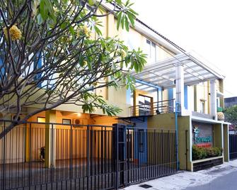 Pineapple Mansion Solo Mitra RedDoorz Near Rs Jih Solo - Surakarta City - Building