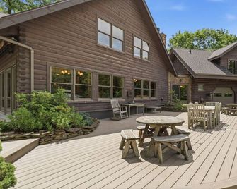 Upscale log cabin w/ 20` ceilings, indoor hot tub & King beds - Victor - Patio