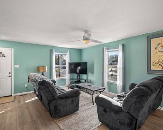 Kings Cottage 4 bed/3 full bath central Topeka - Topeka - Huiskamer
