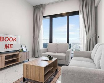 Free housekeeping visits during your stay - StayShort - Jebel Ali Sleeps 2 with a Beautiful Swimming Pool - Dubai - Soggiorno