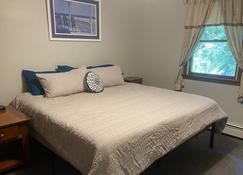 Wakefield one bedroom apartment- 5 minutes to the beach! - South Kingstown - Bedroom