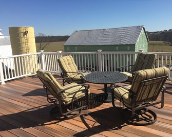 Historic 70-Acre Farm with Porches, Animals & Ponds - Ijamsville - Balcón